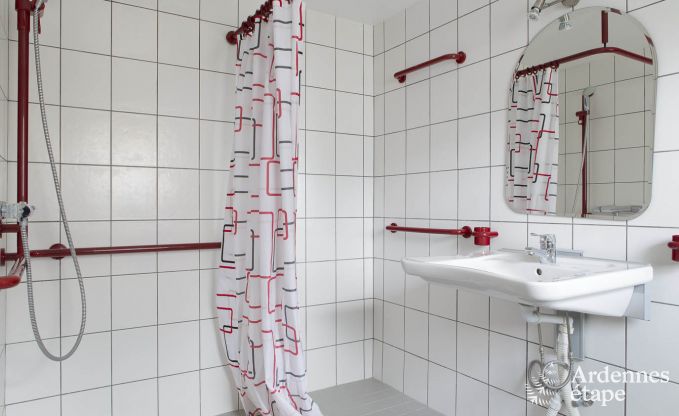 Gerumige Ferienwohnung fr 12 Personen mit 5 Schlafzimmern und gemeinsamem Privatgarten und Wellness in Butgenbach