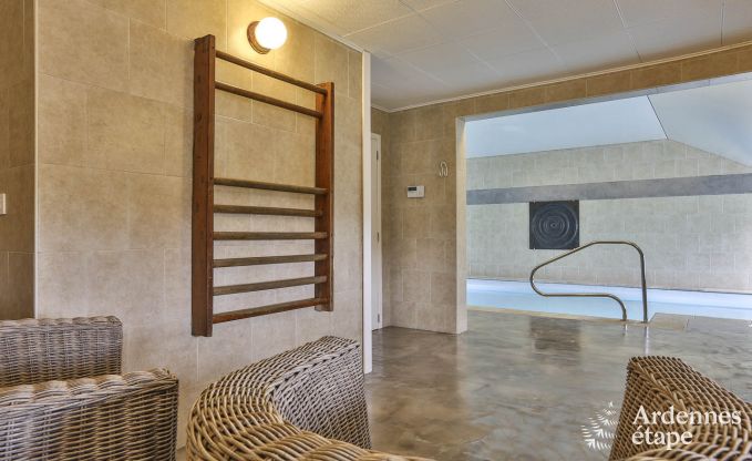 Charaktervolles Ferienhaus mit Schwimmbad für 14 P. in Cerfontaine