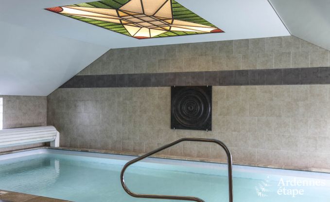 Charaktervolles Ferienhaus mit Schwimmbad für 14 P. in Cerfontaine