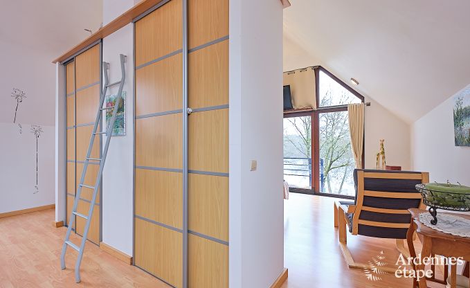 Ger�umiges Ferienhaus in Charleville f�r 15 Personen mit 7 Schlafzimmern, Sauna, Holzofen und privater Terrasse am Wasser