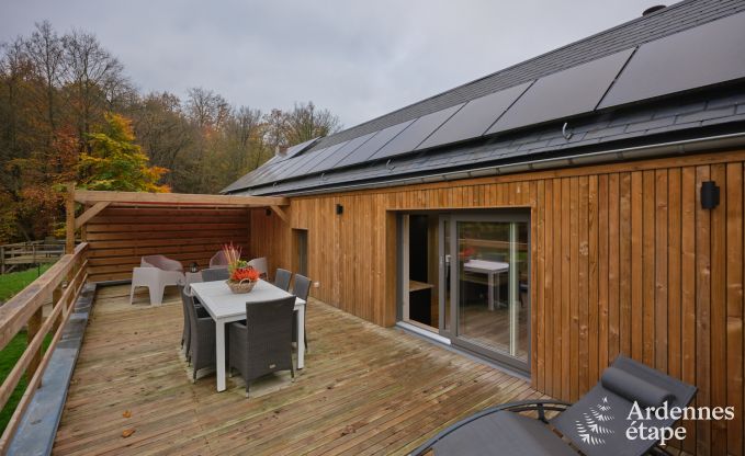 Charmantes Ferienhaus f�r 5 Personen in Chimay: liegt an einem Fluss, mit Terrasse und Aussicht, Pelletofen