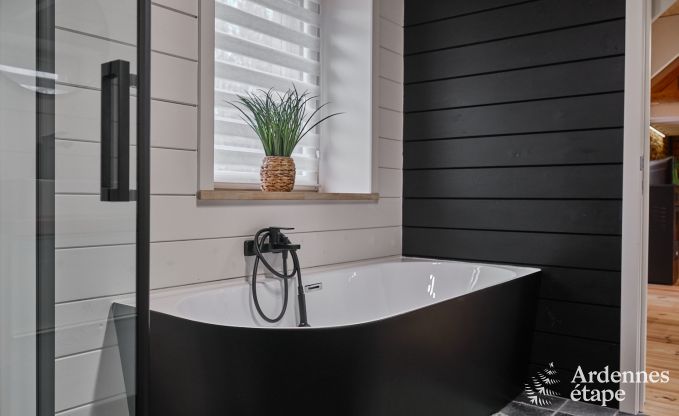 Charmantes Ferienhaus f�r 5 Personen in Chimay: liegt an einem Fluss, mit Terrasse und Aussicht, Pelletofen