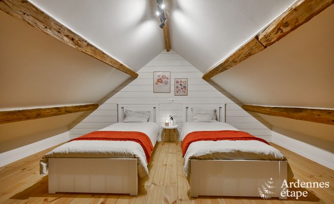 Charmantes Ferienhaus f�r 5 Personen in Chimay: liegt an einem Fluss, mit Terrasse und Aussicht, Pelletofen