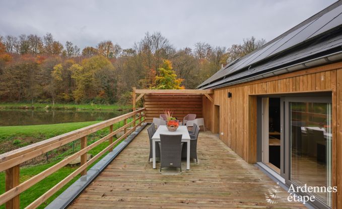 Charmantes Ferienhaus f�r 5 Personen in Chimay: liegt an einem Fluss, mit Terrasse und Aussicht, Pelletofen