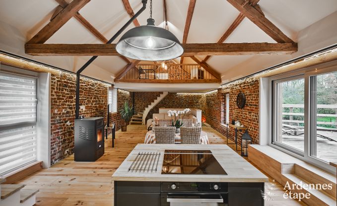 Charmantes Ferienhaus f�r 5 Personen in Chimay: liegt an einem Fluss, mit Terrasse und Aussicht, Pelletofen