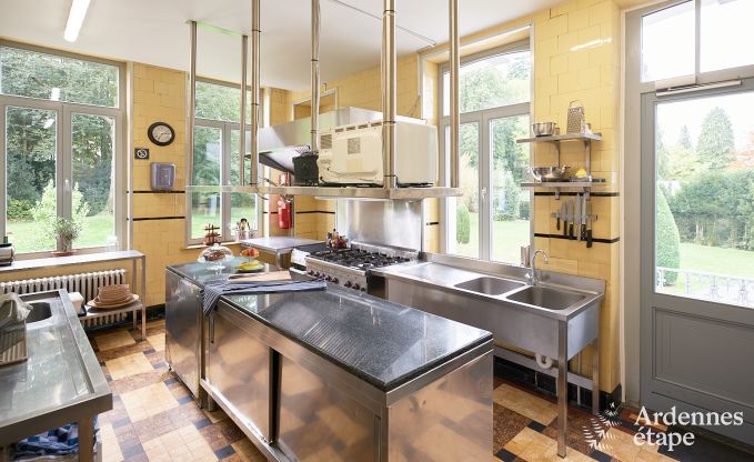 Gerumiges Loft in Chimay fr 14 Personen mit 6 Schlaf- und Badezimmern, Jacuzzi und Privatgarten