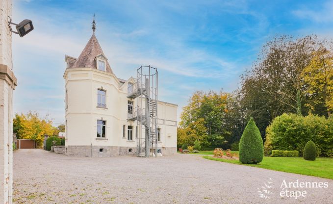 Gerumiges Loft in Chimay fr 14 Personen mit 6 Schlaf- und Badezimmern, Jacuzzi und Privatgarten