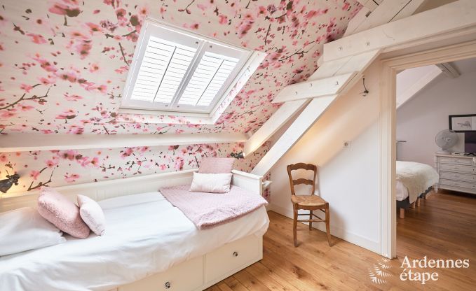 Gerumiges Loft in Chimay fr 14 Personen mit 6 Schlaf- und Badezimmern, Jacuzzi und Privatgarten