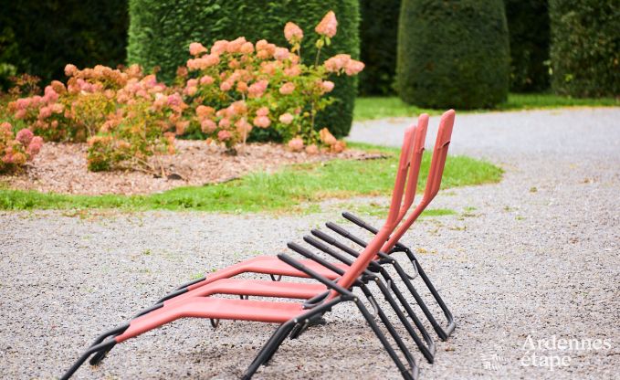 Gerumiges Loft in Chimay fr 14 Personen mit 6 Schlaf- und Badezimmern, Jacuzzi und Privatgarten