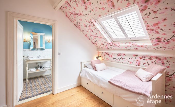 Gerumiges Loft in Chimay fr 14 Personen mit 6 Schlaf- und Badezimmern, Jacuzzi und Privatgarten