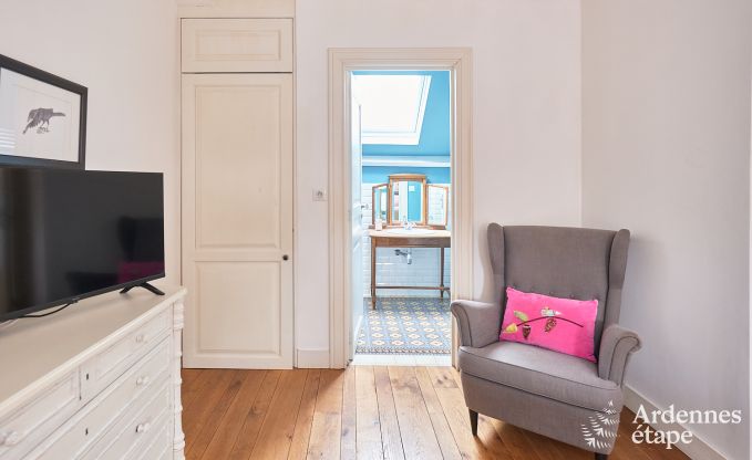 Gerumiges Loft in Chimay fr 14 Personen mit 6 Schlaf- und Badezimmern, Jacuzzi und Privatgarten