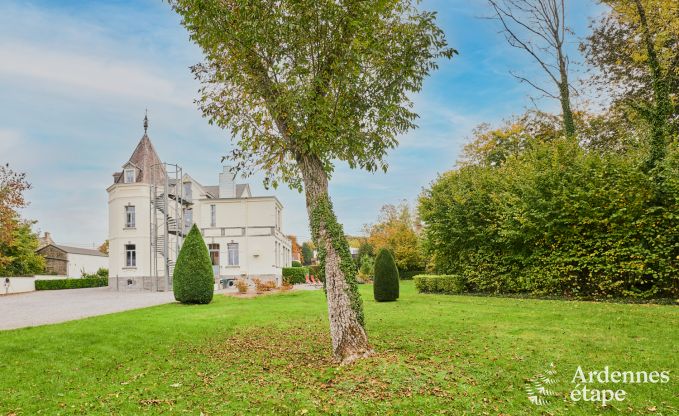 Gerumiges Loft in Chimay fr 14 Personen mit 6 Schlaf- und Badezimmern, Jacuzzi und Privatgarten