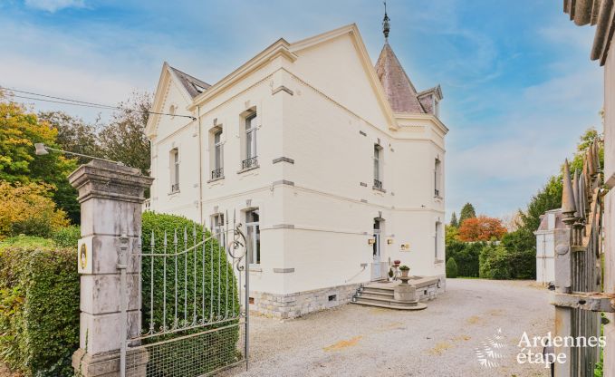 Gerumiges Loft in Chimay fr 14 Personen mit 6 Schlaf- und Badezimmern, Jacuzzi und Privatgarten