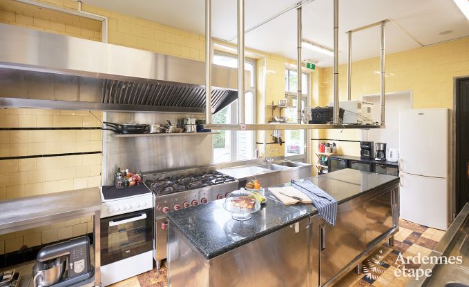 Gerumiges Loft in Chimay fr 14 Personen mit 6 Schlaf- und Badezimmern, Jacuzzi und Privatgarten