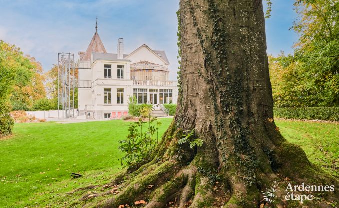 Gerumiges Loft in Chimay fr 14 Personen mit 6 Schlaf- und Badezimmern, Jacuzzi und Privatgarten