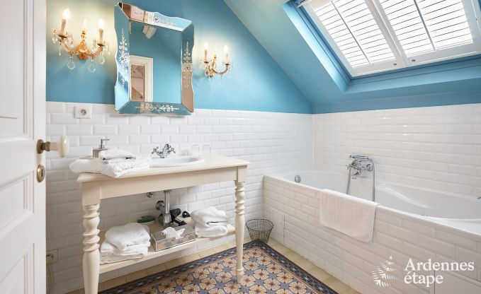 Gerumiges Loft in Chimay fr 14 Personen mit 6 Schlaf- und Badezimmern, Jacuzzi und Privatgarten