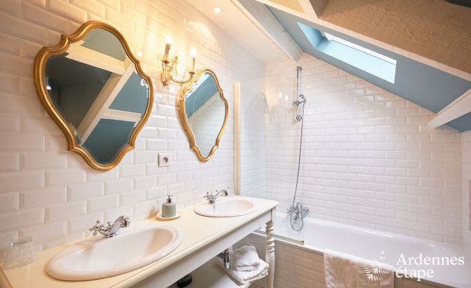 Gerumiges Loft in Chimay fr 14 Personen mit 6 Schlaf- und Badezimmern, Jacuzzi und Privatgarten