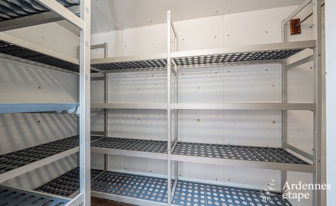 Ger�umiges Ferienhaus f�r 20 Personen mit 10 Schlafzimmern, Sauna, Jacuzzi und Spielzimmer in der N�he von Dinant