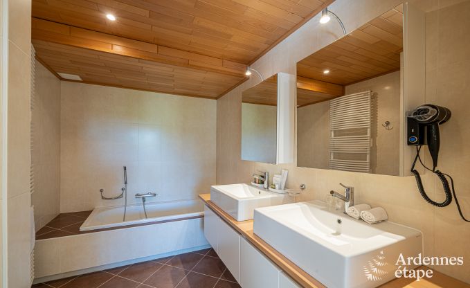 Ger�umiges Ferienhaus f�r 20 Personen mit 10 Schlafzimmern, Sauna, Jacuzzi und Spielzimmer in der N�he von Dinant