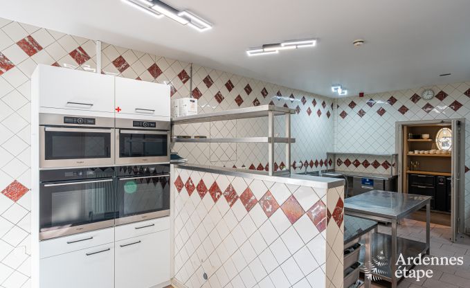 Ger�umiges Ferienhaus f�r 20 Personen mit 10 Schlafzimmern, Sauna, Jacuzzi und Spielzimmer in der N�he von Dinant