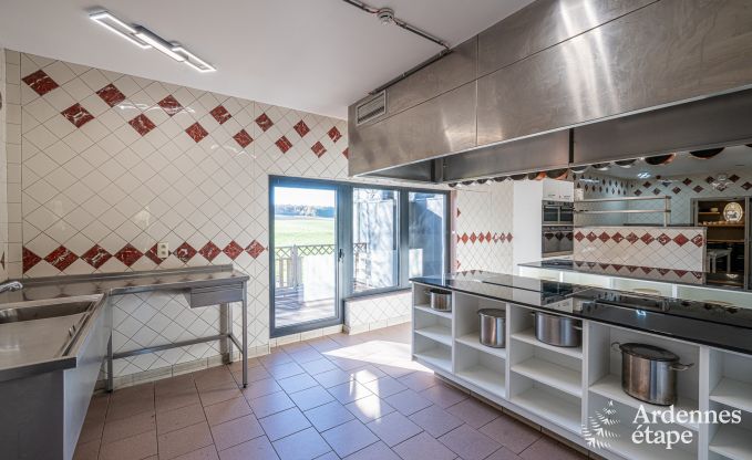 Ger�umiges Ferienhaus f�r 20 Personen mit 10 Schlafzimmern, Sauna, Jacuzzi und Spielzimmer in der N�he von Dinant