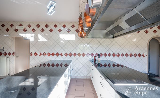 Ger�umiges Ferienhaus f�r 20 Personen mit 10 Schlafzimmern, Sauna, Jacuzzi und Spielzimmer in der N�he von Dinant