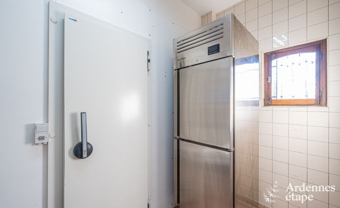 Ger�umiges Ferienhaus f�r 20 Personen mit 10 Schlafzimmern, Sauna, Jacuzzi und Spielzimmer in der N�he von Dinant