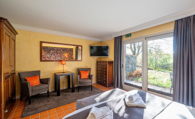 Ger�umiges Ferienhaus f�r 20 Personen mit 10 Schlafzimmern, Sauna, Jacuzzi und Spielzimmer in der N�he von Dinant