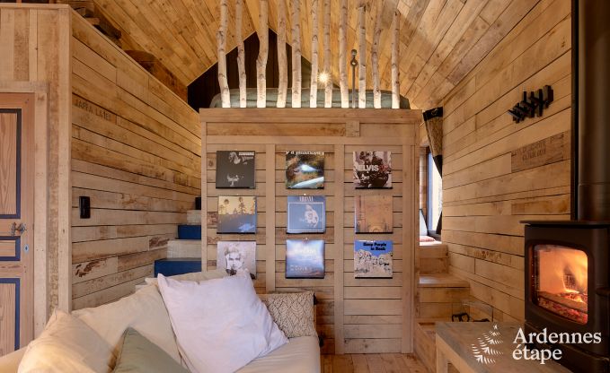 Romantisches Chalet Doische: handgefertigt, Holzofen, privater Garten, geeignet f�r 2 Personen