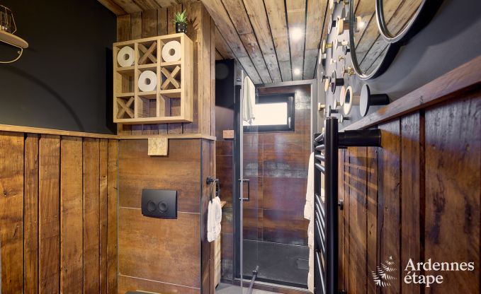 Romantisches Chalet Doische: handgefertigt, Holzofen, privater Garten, geeignet f�r 2 Personen