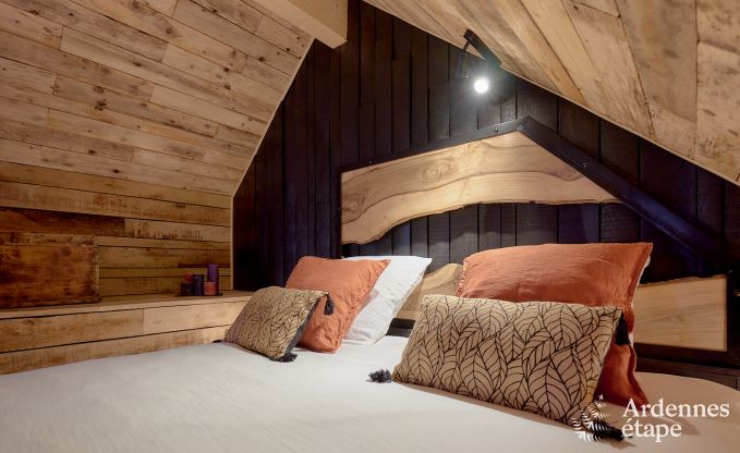 Romantisches Chalet Doische: handgefertigt, Holzofen, privater Garten, geeignet f�r 2 Personen