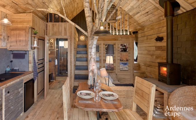 Romantisches Chalet Doische: handgefertigt, Holzofen, privater Garten, geeignet f�r 2 Personen