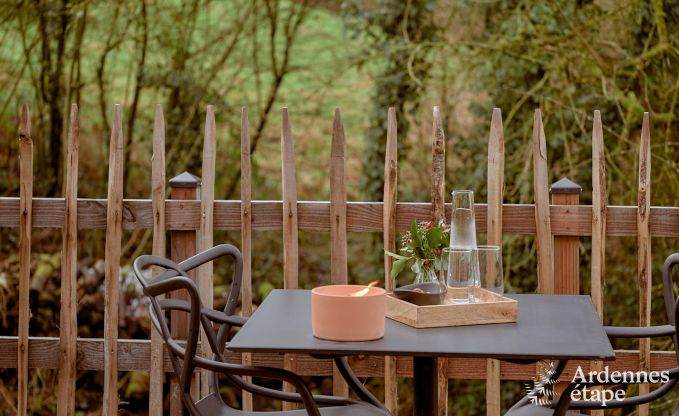 Romantisches Chalet Doische: handgefertigt, Holzofen, privater Garten, geeignet f�r 2 Personen