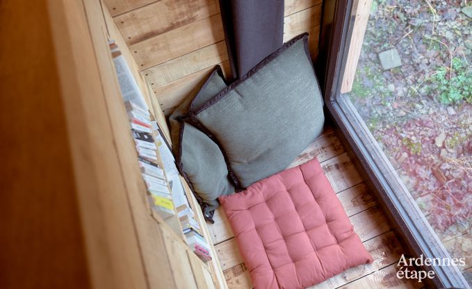 Romantisches Chalet Doische: handgefertigt, Holzofen, privater Garten, geeignet f�r 2 Personen