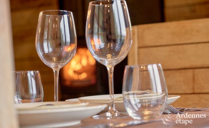 Romantisches Chalet Doische: handgefertigt, Holzofen, privater Garten, geeignet f�r 2 Personen