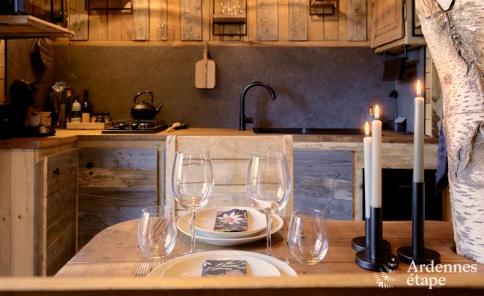 Romantisches Chalet Doische: handgefertigt, Holzofen, privater Garten, geeignet f�r 2 Personen