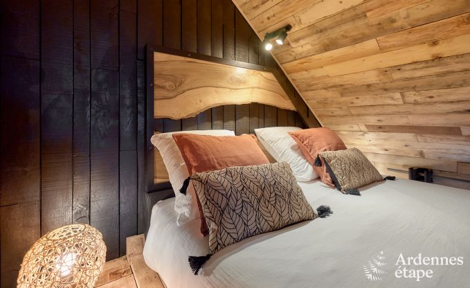 Romantisches Chalet Doische: handgefertigt, Holzofen, privater Garten, geeignet f�r 2 Personen