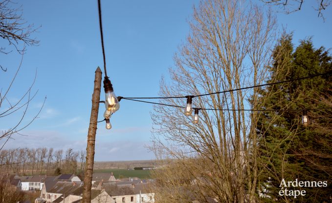 Romantisches Chalet Doische: handgefertigt, Holzofen, privater Garten, geeignet f�r 2 Personen