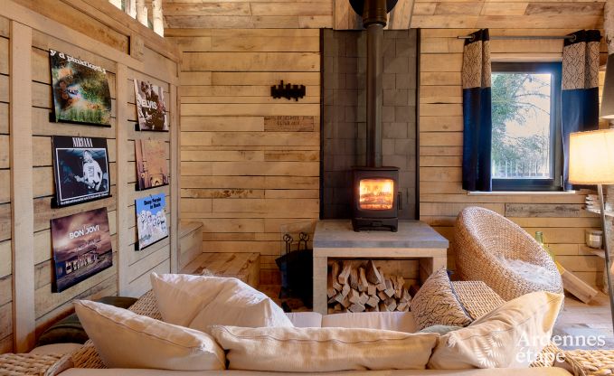 Romantisches Chalet Doische: handgefertigt, Holzofen, privater Garten, geeignet f�r 2 Personen