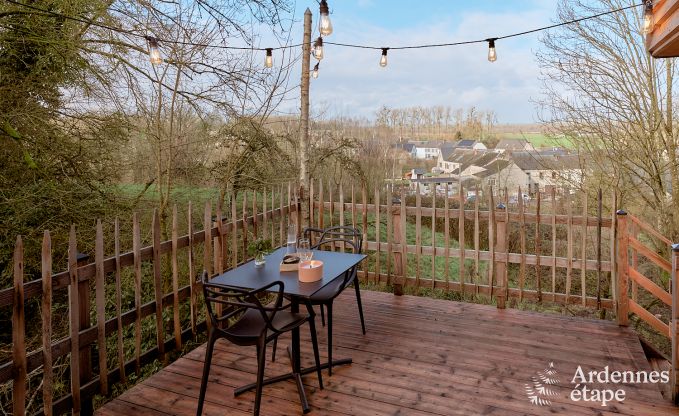 Romantisches Chalet Doische: handgefertigt, Holzofen, privater Garten, geeignet f�r 2 Personen