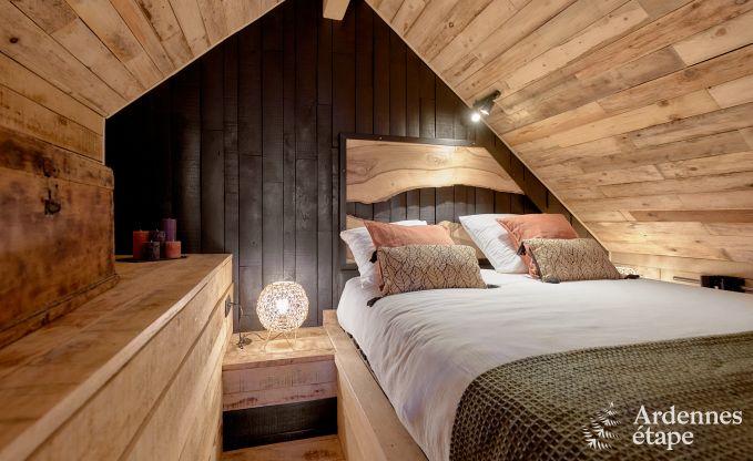 Romantisches Chalet Doische: handgefertigt, Holzofen, privater Garten, geeignet f�r 2 Personen