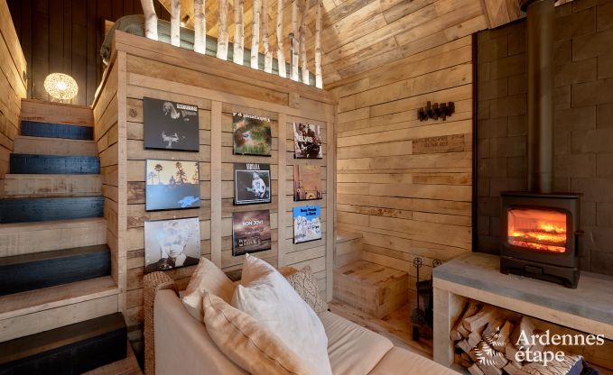 Romantisches Chalet Doische: handgefertigt, Holzofen, privater Garten, geeignet f�r 2 Personen