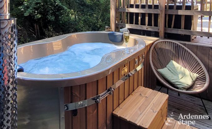 Romantisches Chalet Doische: handgefertigt, Holzofen, privater Garten, geeignet f�r 2 Personen