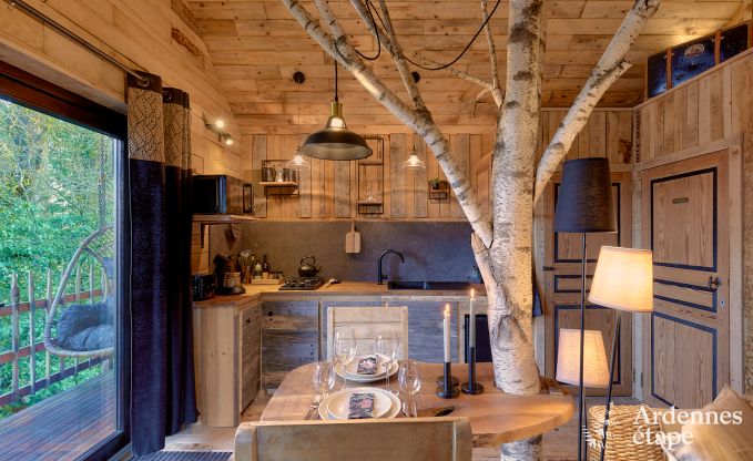 Romantisches Chalet Doische: handgefertigt, Holzofen, privater Garten, geeignet f�r 2 Personen