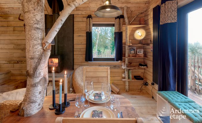 Romantisches Chalet Doische: handgefertigt, Holzofen, privater Garten, geeignet f�r 2 Personen