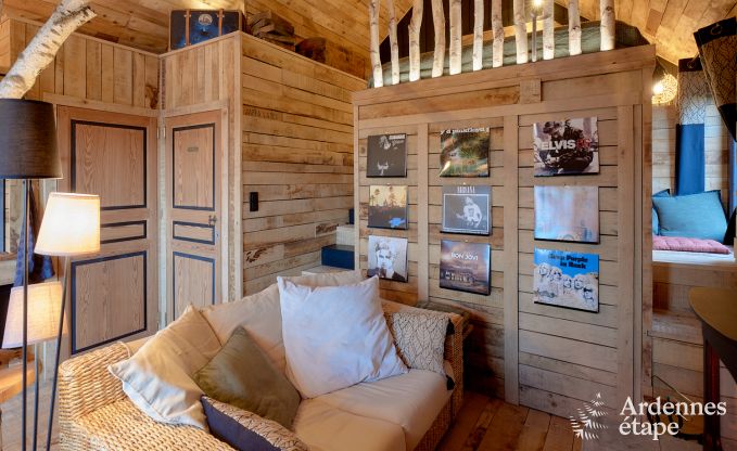 Romantisches Chalet Doische: handgefertigt, Holzofen, privater Garten, geeignet f�r 2 Personen