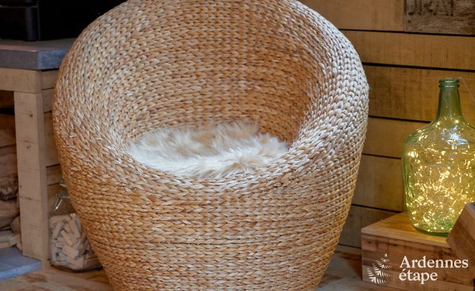 Romantisches Chalet Doische: handgefertigt, Holzofen, privater Garten, geeignet f�r 2 Personen