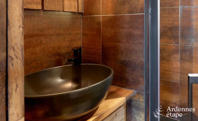 Romantisches Chalet Doische: handgefertigt, Holzofen, privater Garten, geeignet f�r 2 Personen