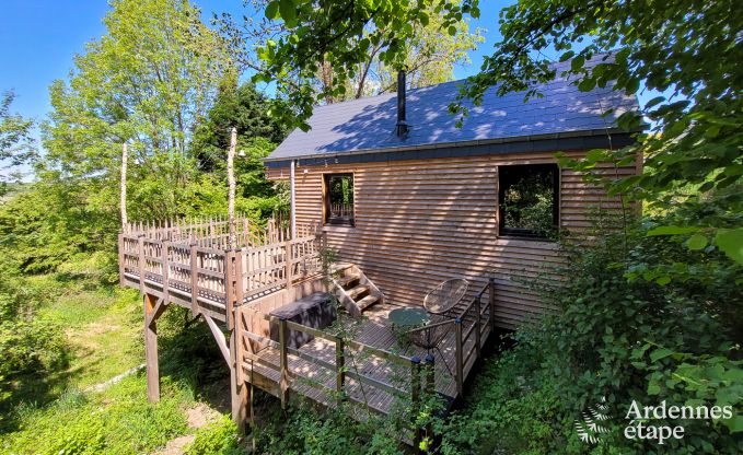 Romantisches Chalet Doische: handgefertigt, Holzofen, privater Garten, geeignet f�r 2 Personen