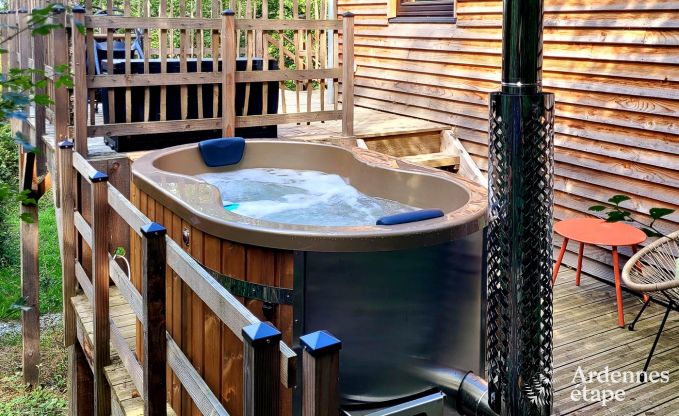 Romantisches Chalet Doische: handgefertigt, Holzofen, privater Garten, geeignet f�r 2 Personen